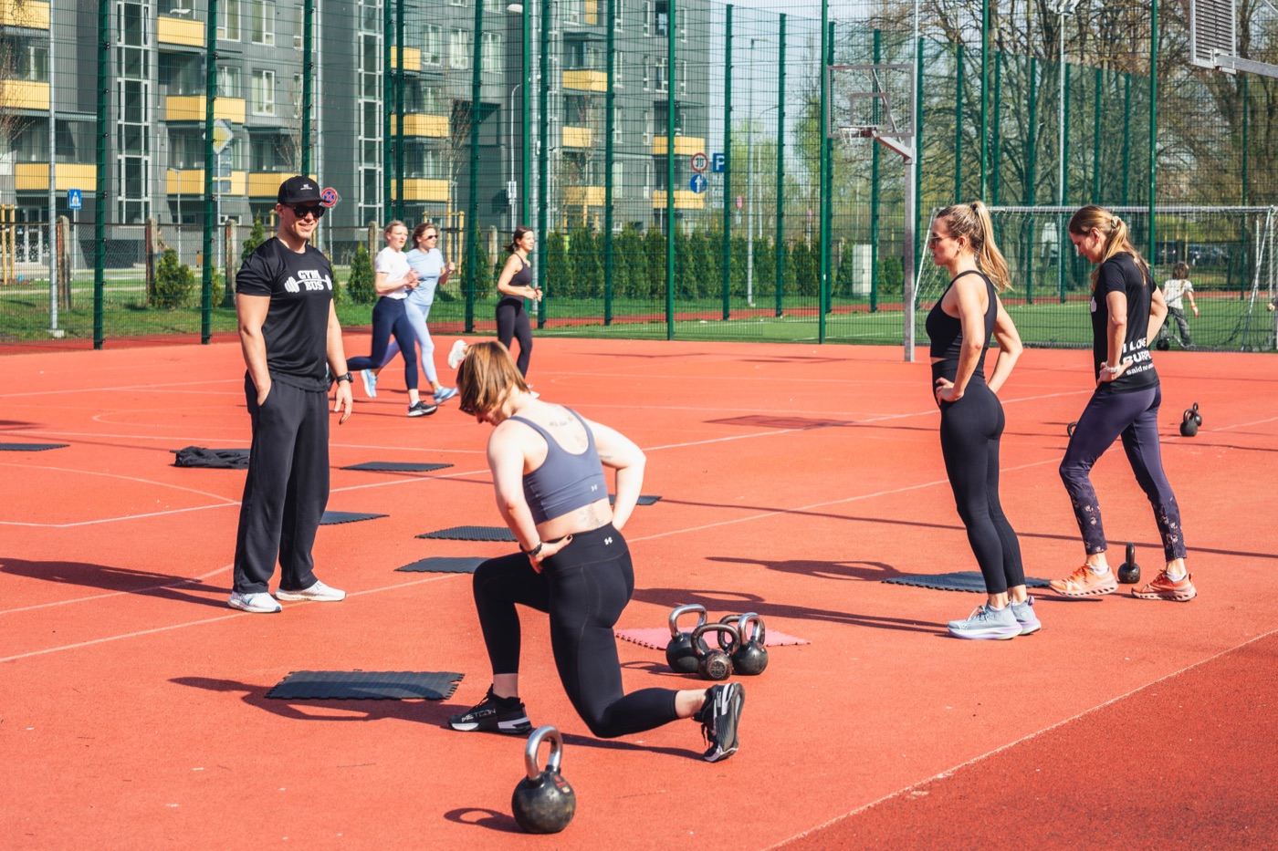 Kettlebell uzbrukumi uz skrejceļa