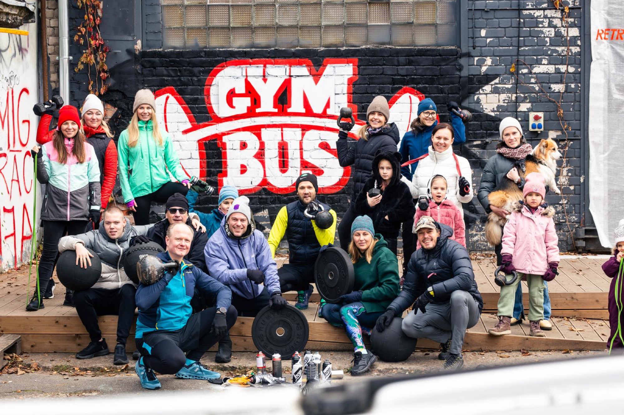 GymBus komanda kopā pie GYM BUS sienas gleznojuma